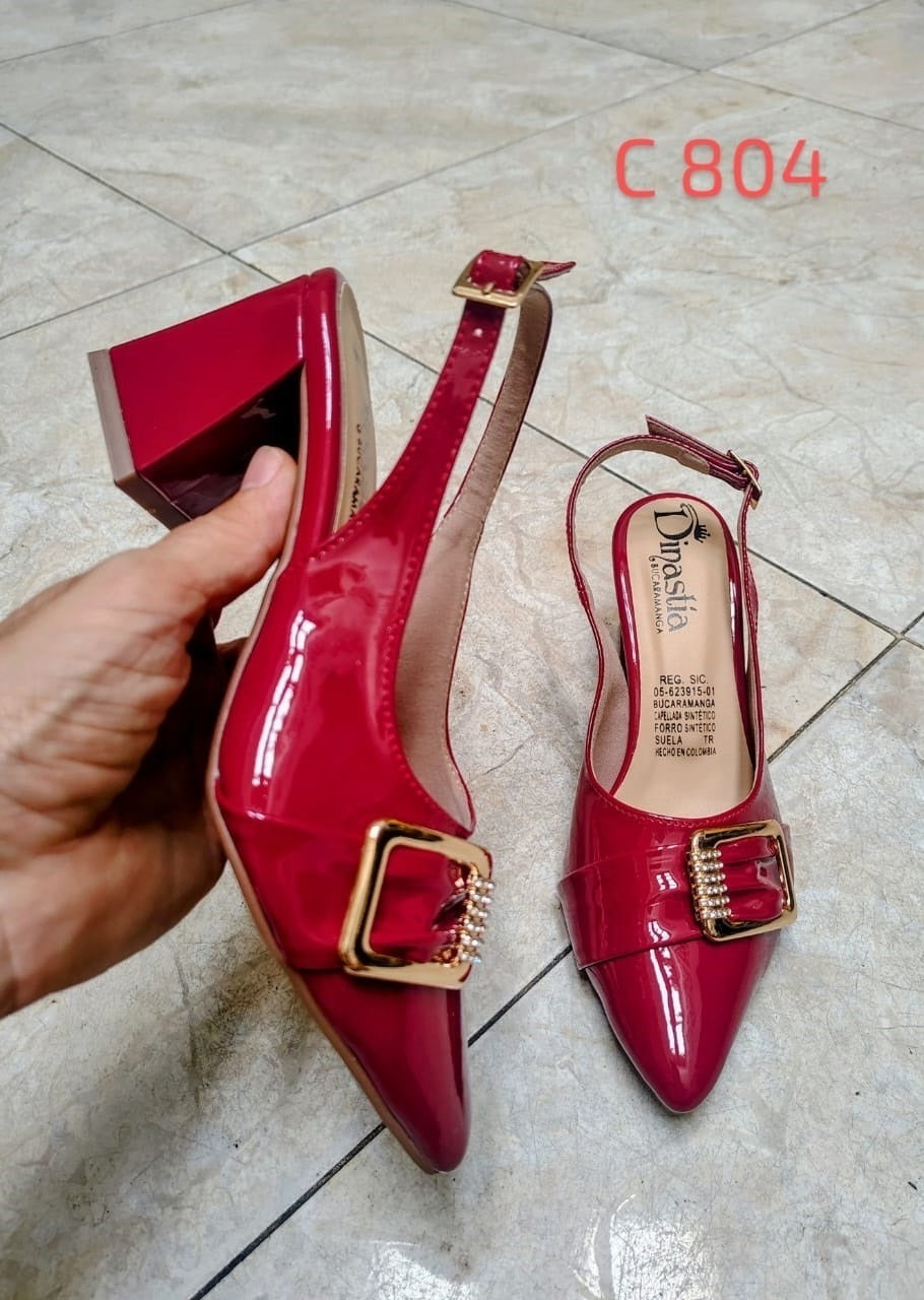 zapatilla puntuda elegante